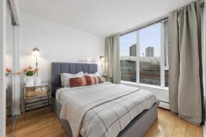 Lovely One-Bedroom Apartment with Pool, Hot Tub, and Gym in the Heart of Downtown, skytrain 3min away