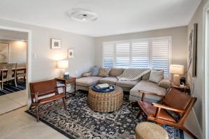 Beautiful pool home in the historic village of Longboat Key - Close to beach