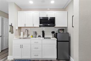 Winter Getaway! Walkable to Beach Access, Restaurants & Nightlife! Beach Equipment Included & Pet Friendly!