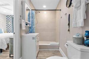 Winter Getaway! Walkable to Beach Access, Restaurants & Nightlife! Beach Equipment Included & Pet Friendly!