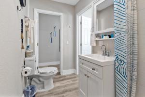 Winter Getaway! Walkable to Beach Access, Restaurants & Nightlife! Beach Equipment Included & Pet Friendly!