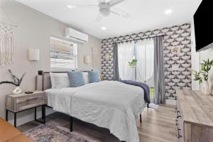 Winter Getaway! Walkable to Beach Access, Restaurants & Nightlife! Beach Equipment Included & Pet Friendly!