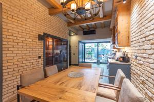 Hadrian s Gate Old Town