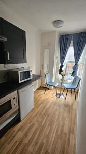 Spacious 2B Apt Zone 2 sleeps 4 F5