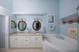 Beautiful lakefront 2BR condo in Heritage Oaks Golf and Country Club