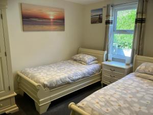 Blue Lodge - by the sea, sauna, BBQ, private garden and parking