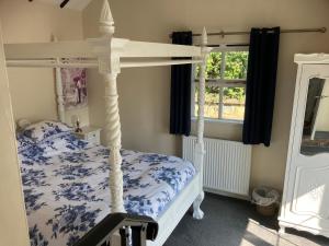 Blue Lodge - by the sea, sauna, BBQ, private garden and parking
