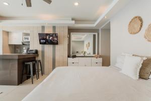 *TURQUOISE ESCAPE- Beachfront Studio by Casa Paraiso*