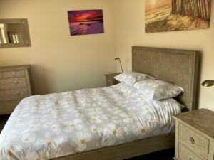 Blue Lodge - by the sea, sauna, BBQ, private garden and parking