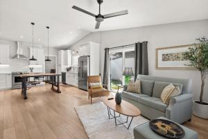 Cottage Evergreen - Outdoor Grille Patio with Putt