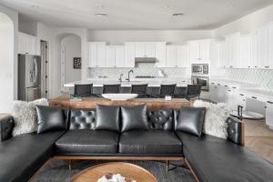 Sierra Luxe Home - Chic Design Dream Backyard with Pool