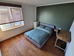 Private room with huge wardrobe near coffee shop and shopping centre - Helpston