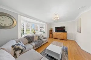 Exquisite 4 Bedrooms with 2 en-suite - Farleigh