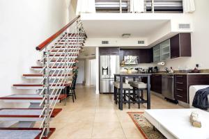 BrickellRiver LOFT with parking & 12 min to South Beach