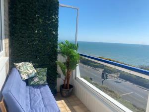 Coastal Views-2 bedroom, 2 bathroom flat in Southbourne with balcony and panoramic sea views