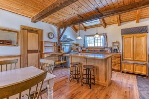 Light-filled Carpenters Cottage in Stockbridge