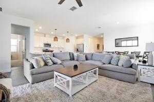 Magnificent 4BR waterfront pool home in Lorraine Lakes- Waterfront Dreamin