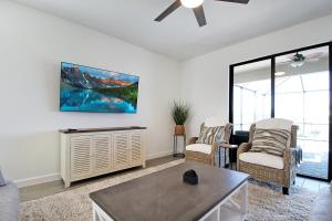 Magnificent 4BR waterfront pool home in Lorraine Lakes- Waterfront Dreamin