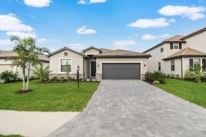 Magnificent 4BR waterfront pool home in Lorraine Lakes- Waterfront Dreamin