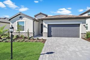 Magnificent 4BR waterfront pool home in Lorraine Lakes- Waterfront Dreamin