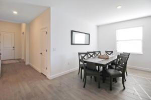 Magnificent 4BR waterfront pool home in Lorraine Lakes- Waterfront Dreamin