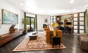 Chic 3BR Escape Steps from Old Town Bars Free Parking