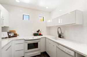 Chic 3BR Escape Steps from Old Town Bars Free Parking