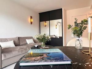 Luxury Appartment with terrace and side sea view