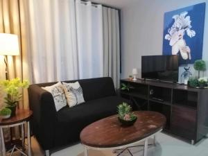 Royale 2BR Condo unit with free WiFi