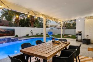 Peaceful Palm - Farmhouse Chic with Pool & Games