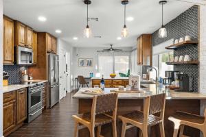 Peaceful Palm - Farmhouse Chic with Pool & Games