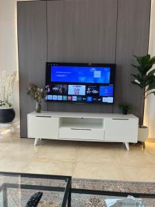 شقةباأطلالة بحرية برج الجوهره داماك Damac AlJawharah Tower