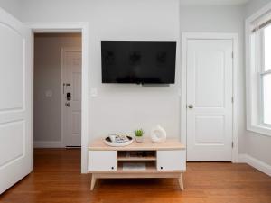 Jennifers Chic Modern 1st Floor Apt Private Patio