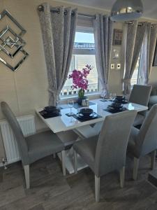 Exclusive Gold 3 Bed Luxury Caravan