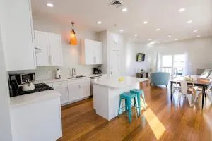 Jennifers Penthouse Panoramic City View Apartment with Deck - Elmwood