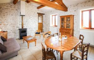 Maisons de vacances Beautiful Home In Salles Sous Bois : photos des chambres