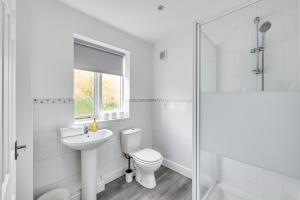 Stylish Detached House - Close to City Centre - Sleeps up to 7 - Driveway Parking, Self Check-In, Study Room, Fast WiFi and Sky TV