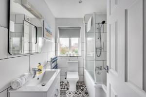 Stylish Detached House - Close to City Centre - Sleeps up to 7 - Driveway Parking, Self Check-In, Study Room, Fast WiFi and Sky TV