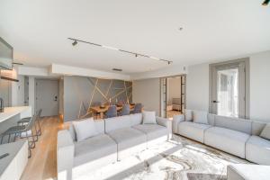 Luxe High-Rise 2 Mi to Dtwn Cleveland WFH Ready!