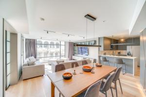 Luxe High-Rise 2 Mi to Dtwn Cleveland WFH Ready!