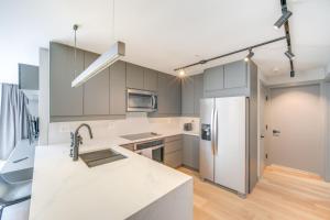 Luxe High-Rise 2 Mi to Dtwn Cleveland WFH Ready!