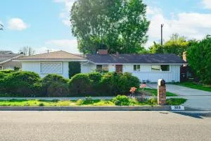 Cozy Family Retreat with Fireplace & Spacious Yard - أزوسا