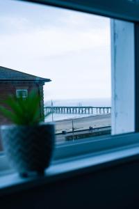 Beach View One Bedroom Apartment in Lowestoft by Eason Stays, Ideal For Offshore Workers & Short Stays- with Free Parking!