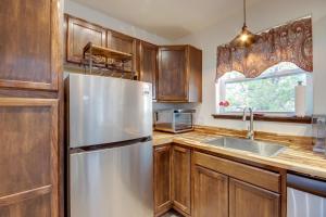 Mtn-View Gem with Grill 2 Mi to Dtwn Livingston