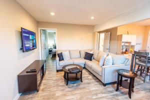 Sleeps 6-Full Kitchen-4 Beds-Big Couch-OfficeSpace