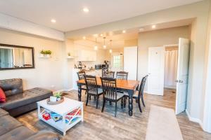 7 Min drive to Broadway- Walkable Neighborhood