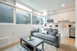 Modern 2BR-King Bed Basement Apartment Close to Downtown - Toronto