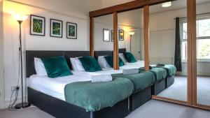 Huge Five Bedroom House in Derby City Centre by Eason Stays, Ideal for Contractors Digs, Rolls Royce Workers, and Family Getaways, with Free Parking!