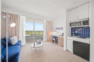 Fontainebleau Corner Unit New Reno 2Bdrm 3Bath