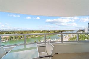 Fontainebleau Corner Unit New Reno 2Bdrm 3Bath